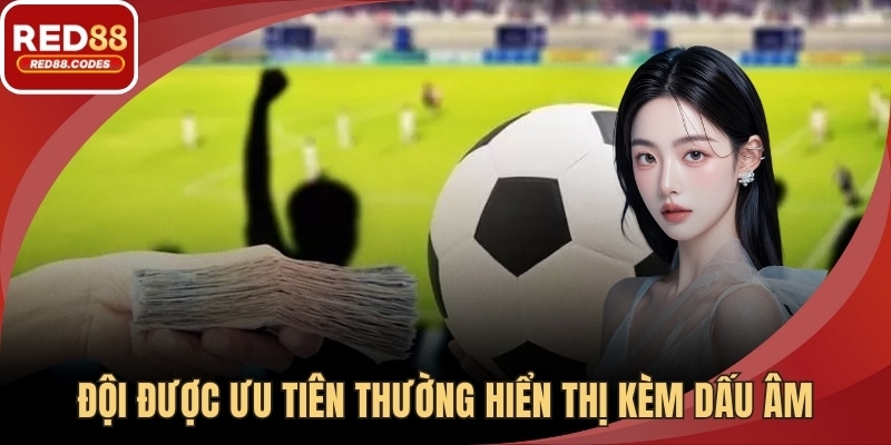 Đội được ưu tiên thường hiển thị kèm dấu âm trước số